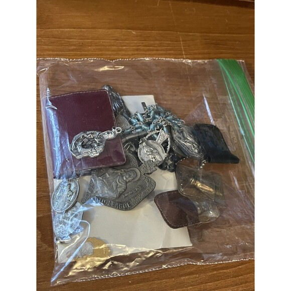 ASSORTED VINTAGE CHRISTIAN MEDALLIONS, CROSSES KEY CHAINS BROCHURES ESTATE - Picture 2 of 12